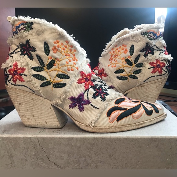 Brand new Elena Iachi embroidered booties. Size 8.5 (38.5) - Picture 2 of 14